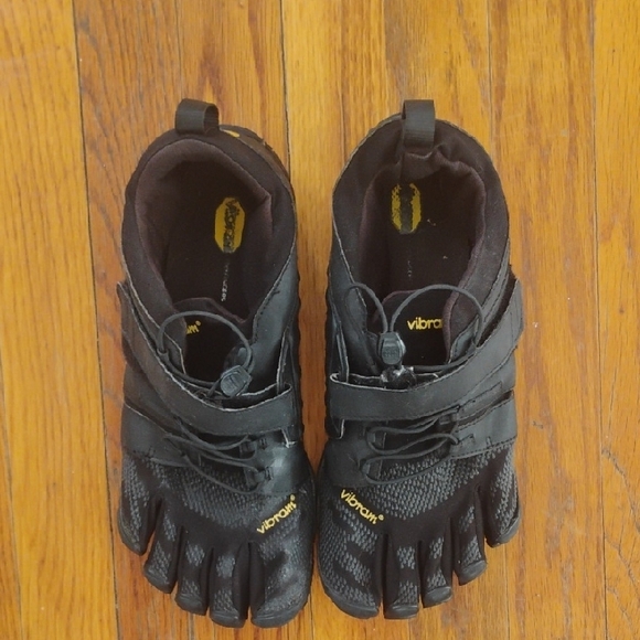 Vibram Black Athletic Shoes - Picture 2 of 4
